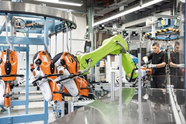 Когда дело доходит до контроля качества и упаковки отрезных станков, сотрудники и совместный робот-манипулятор работают «рука об руку».