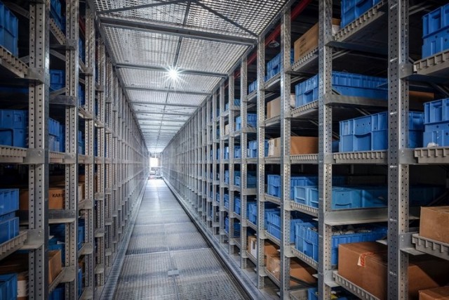 Только в одной части склада производственной логистики может храниться более 50 000 контейнеров с отдельными деталями. Контейнеры удаляются автоматически с помощью так называемых челноков.